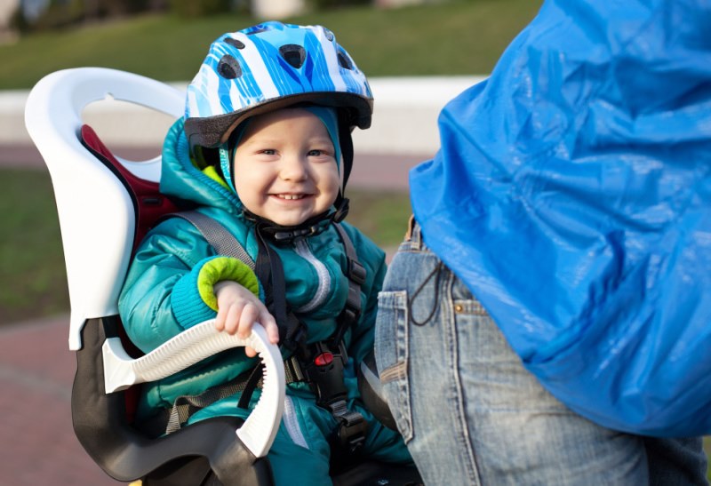 Lasten istuin pyörään on yksi suosituimmista ja edullisin vaihtoehto lapsen kuljetukseen polkupyörällä.