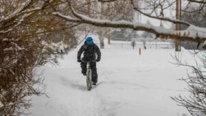 Sähköpyöräily talvella onnistuu hyvin, kunhan ottaa huomioon muutamat asiat.