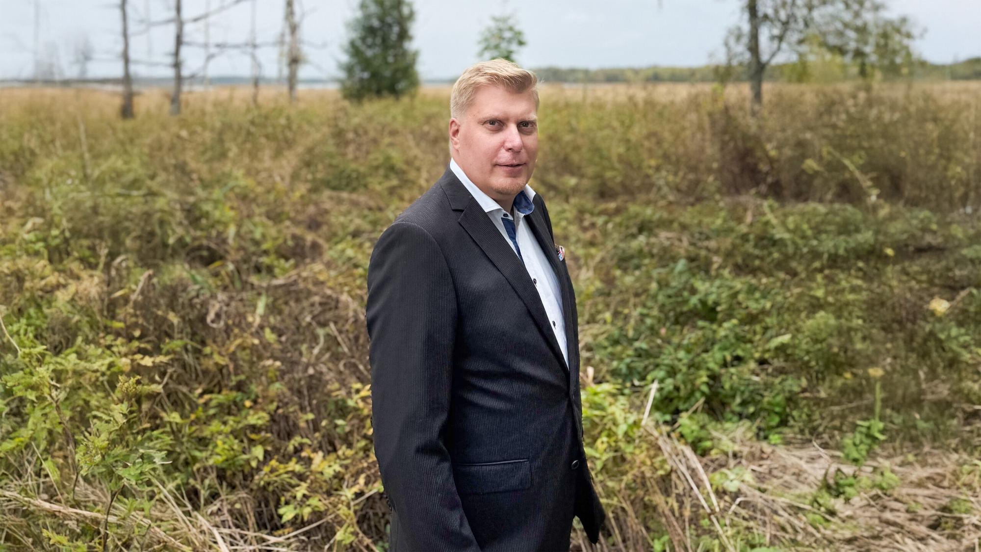 Fleet Innovationin toimitusjohtaja Pasi Lehtinen niityllä. Kuvituskuva verkkosivujen artikkelissa.